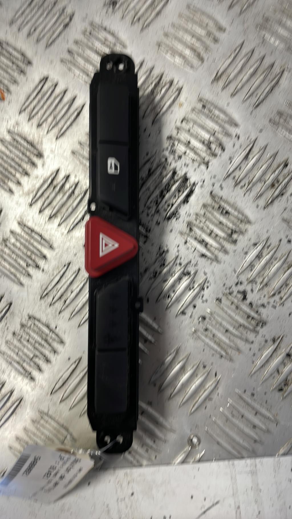 Bouton de warning KIA CEE-D 1 PHASE 1 Diesel - 1