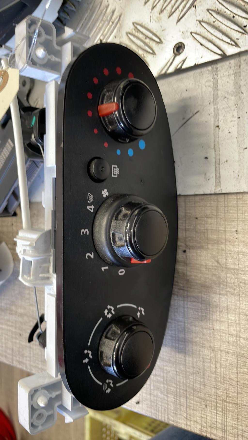 Commande chauffage DACIA SANDERO 2 PHASE 2 Essence - 1