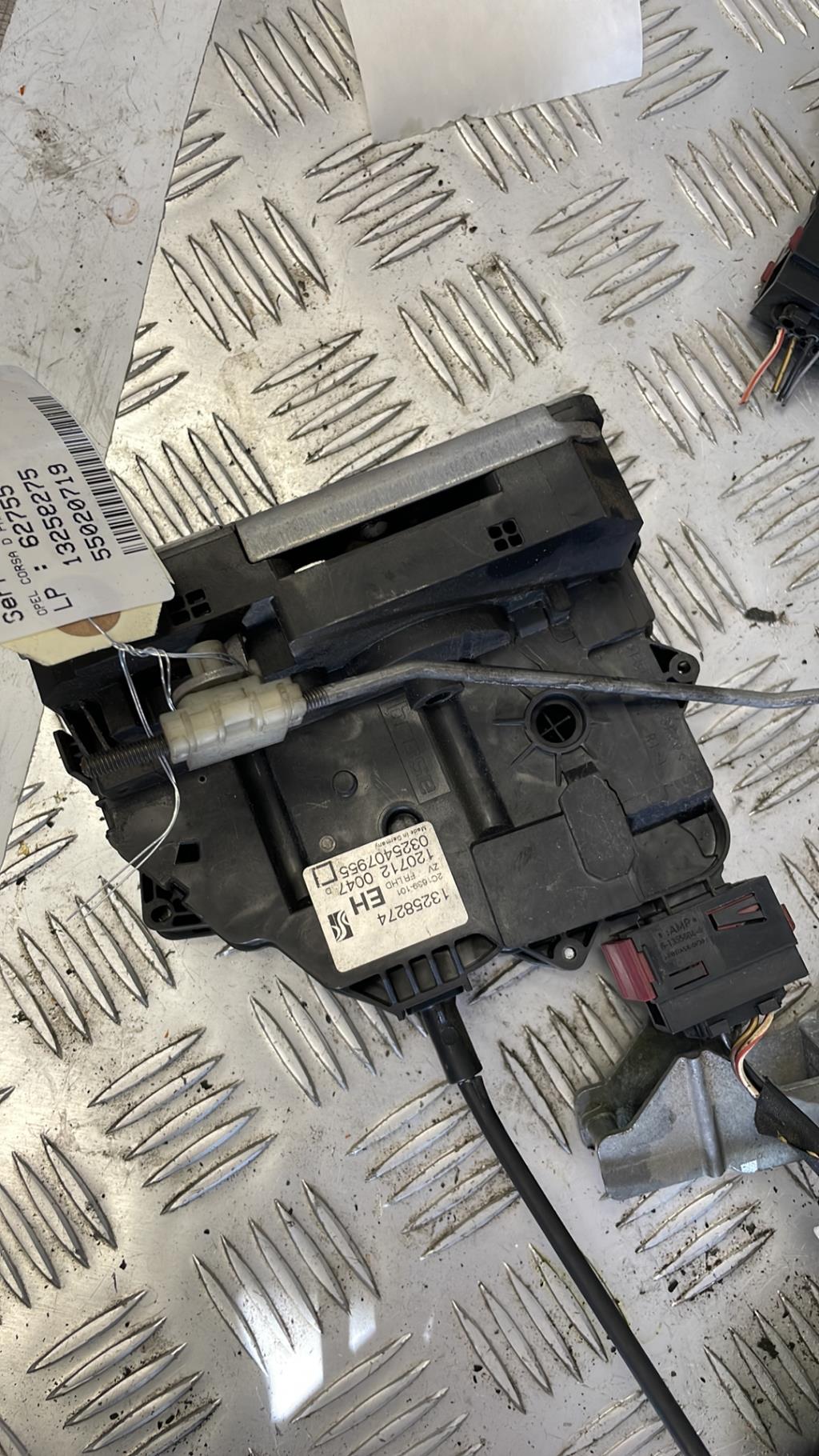 Serrure avant droit OPEL CORSA D PHASE 2 Diesel - 1