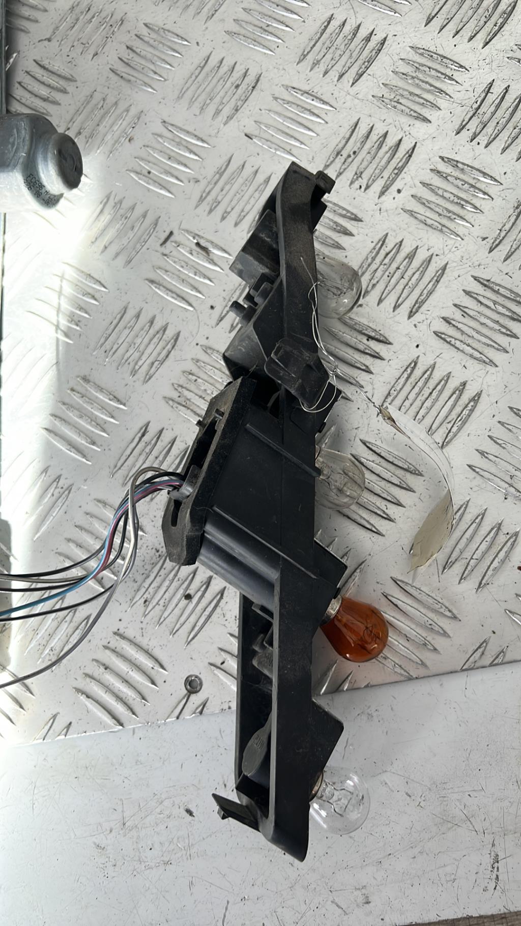 Base portalampade fanale posteriore sinistro RENAULT SCENIC 2 PHASE 1 Diésel - 1