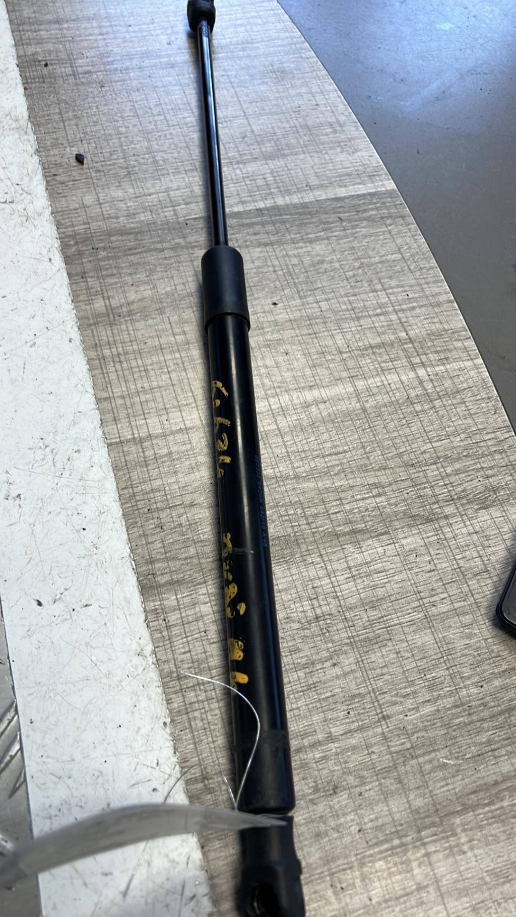 Verin de coffre AUDI A4 4 AVANT PHASE 1 BREAK Essence - 1