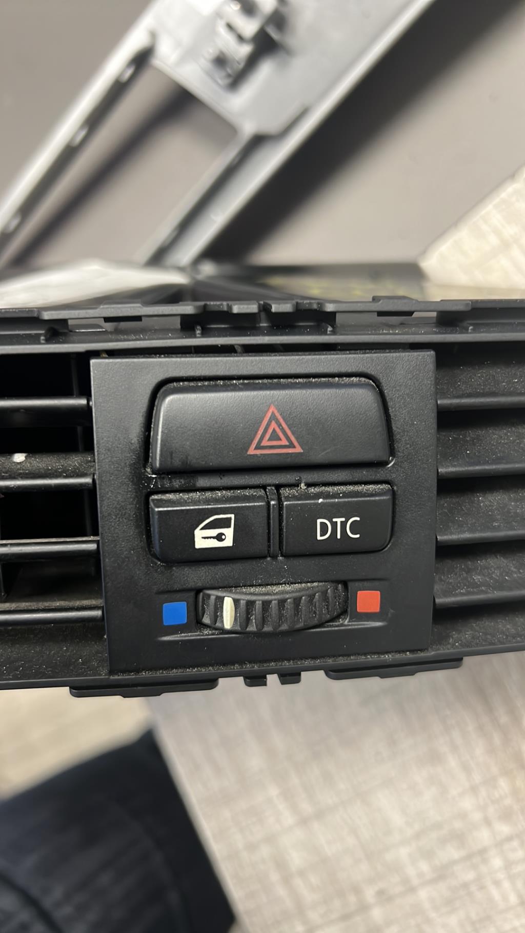 Bouton de warning BMW SERIE 3 E91 TOURING PHASE 2 BREAK Diesel - 1