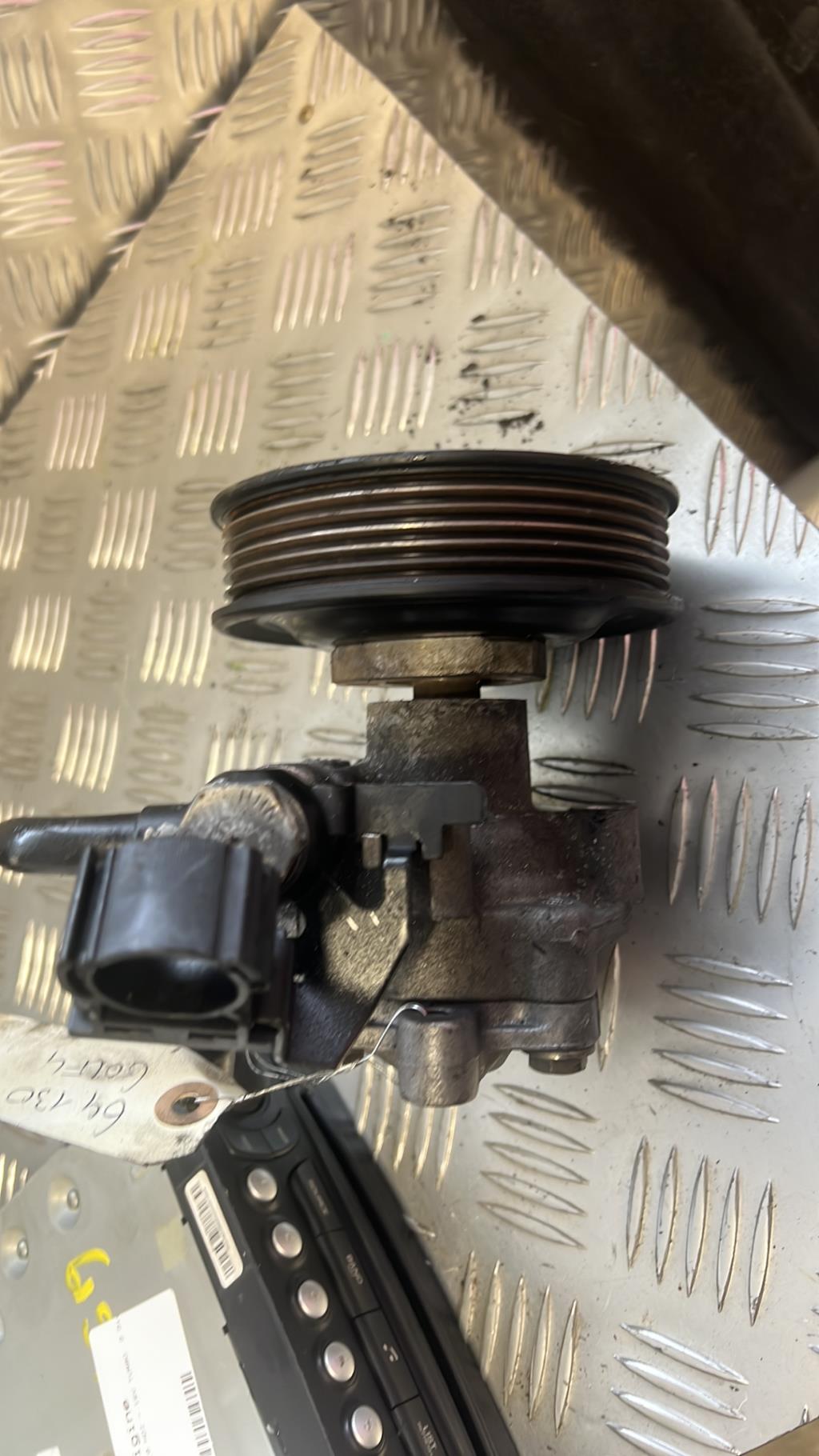 Pompe de direction VOLKSWAGEN GOLF 4 Essence - 1