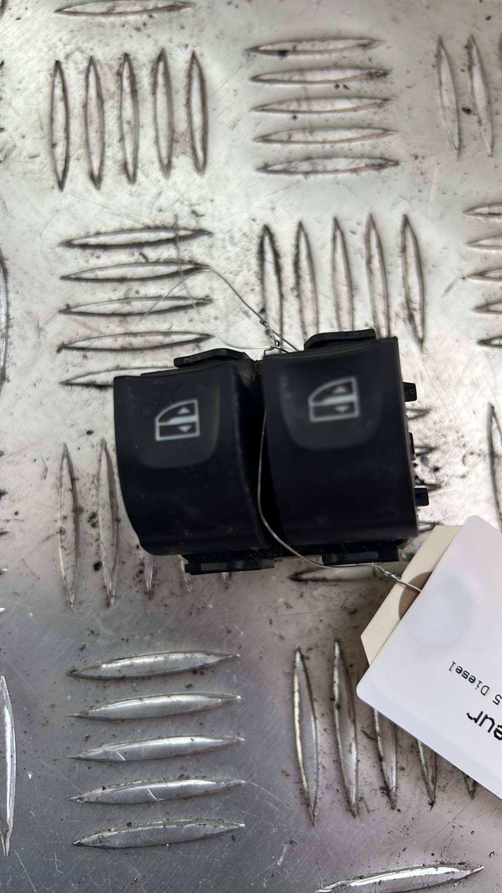 Bouton/Interrupteur DACIA DUSTER 1 PHASE 1 Diesel - 1