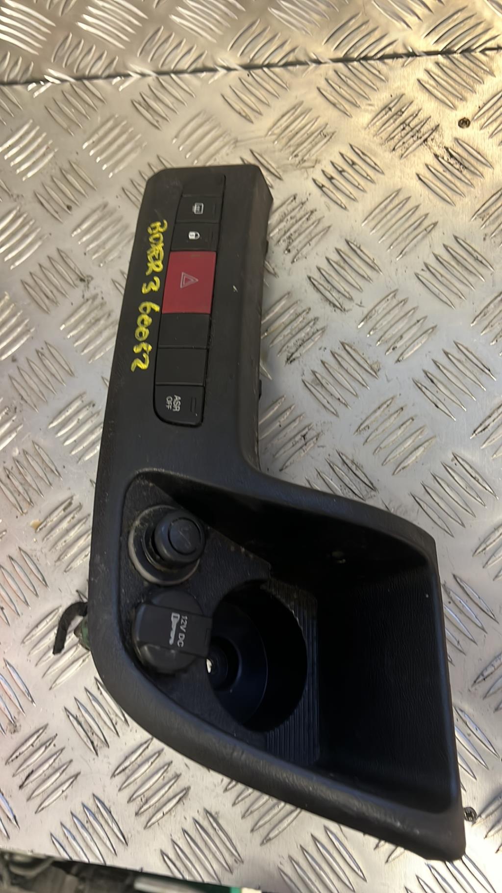 Bouton de warning RENAULT CLIO 3 PHASE 2 Essence - 1