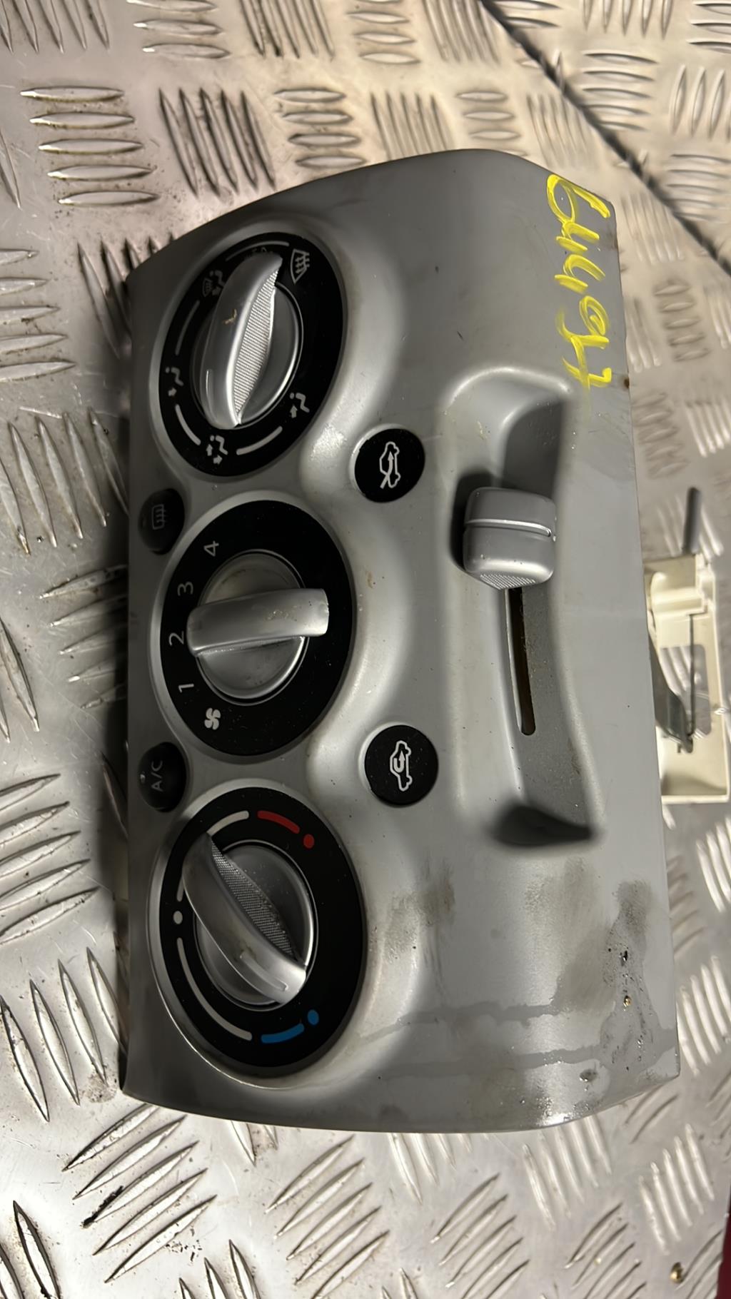 Commande chauffage NISSAN PIXO Essence - 1