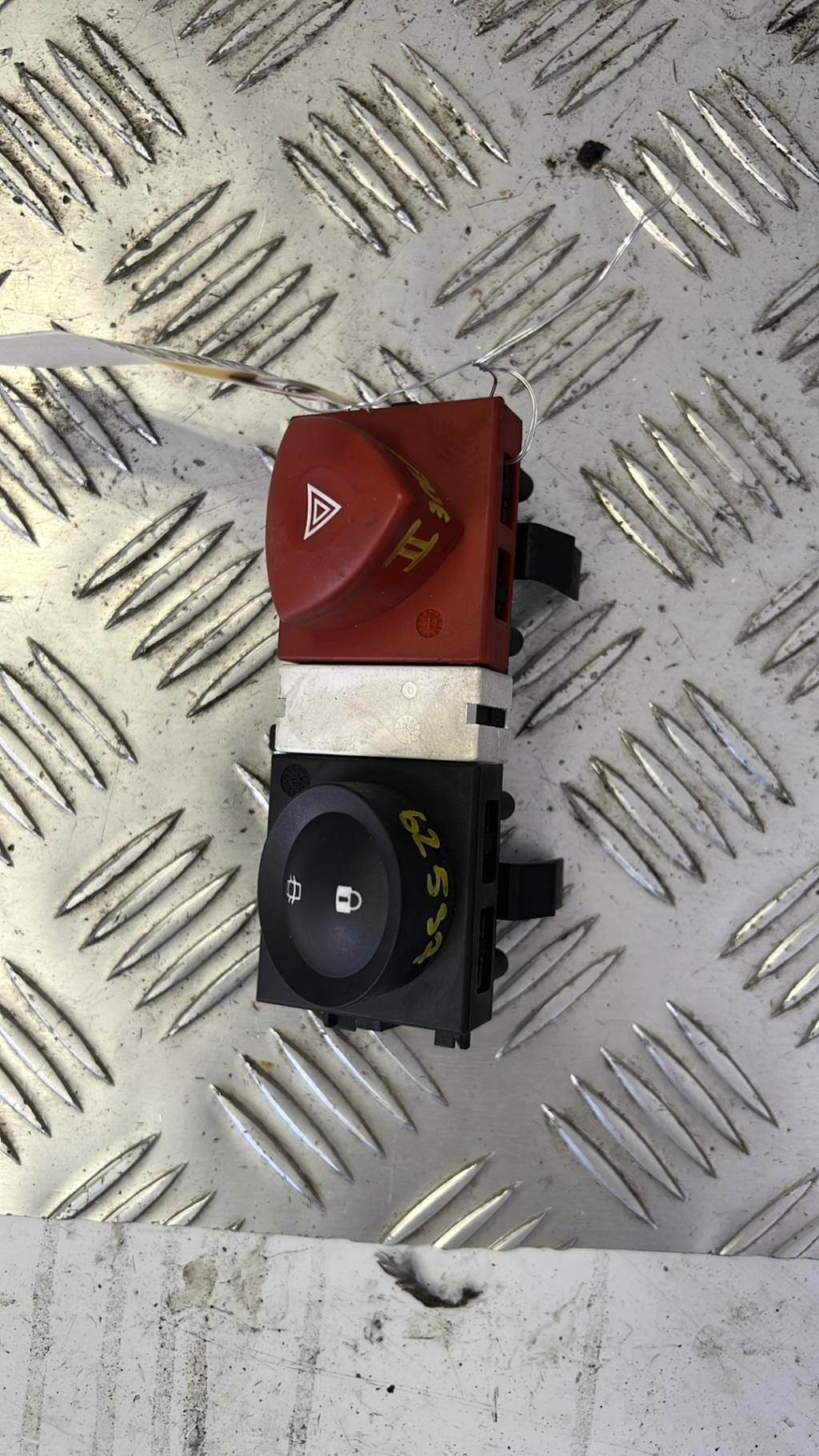 Bouton de warning RENAULT MEGANE 2 PHASE 1 Diesel - 1
