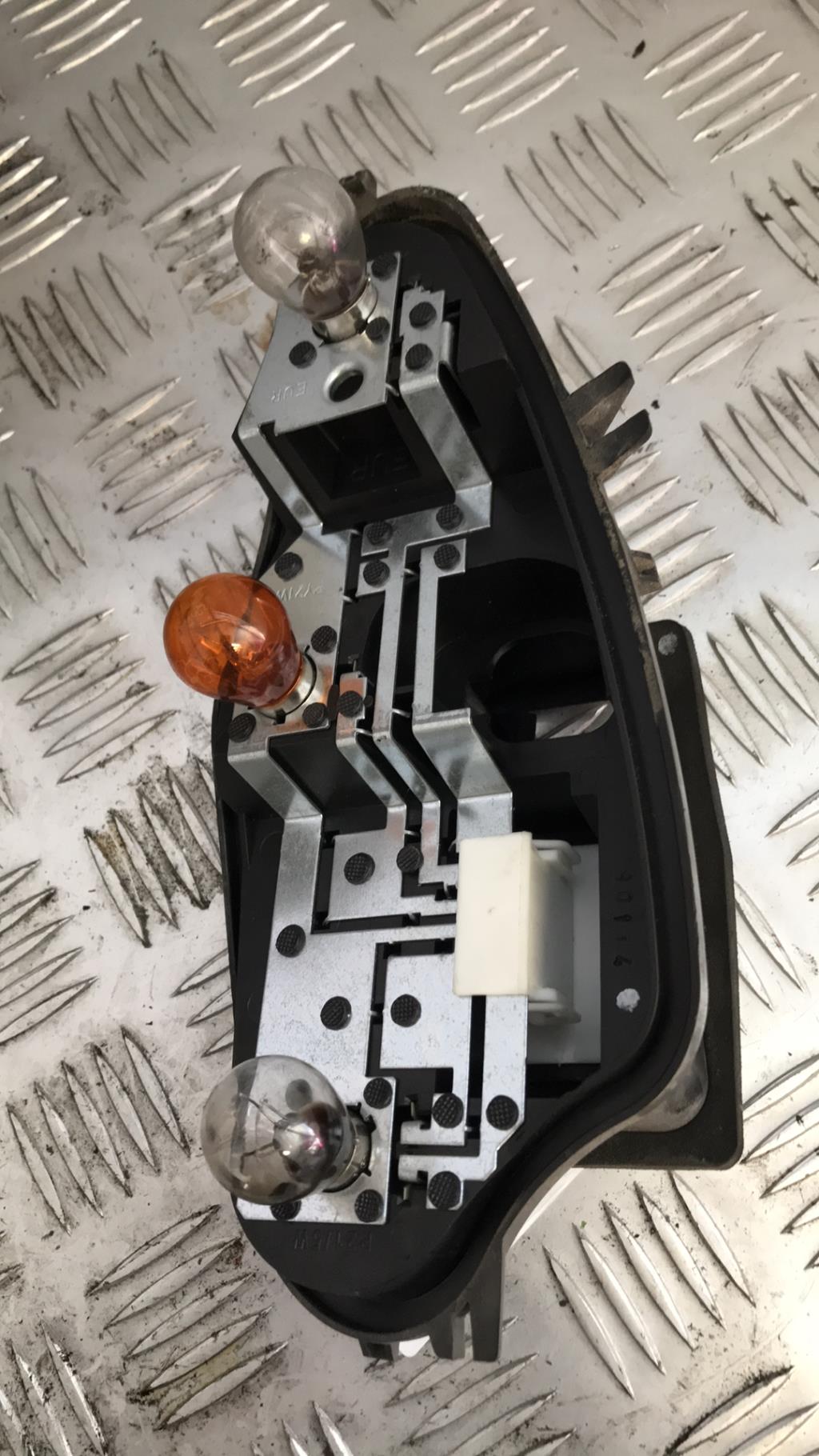 Base portalampade fanale posteriore destro CITROEN C3 2 PHASE 1 Diésel - 1