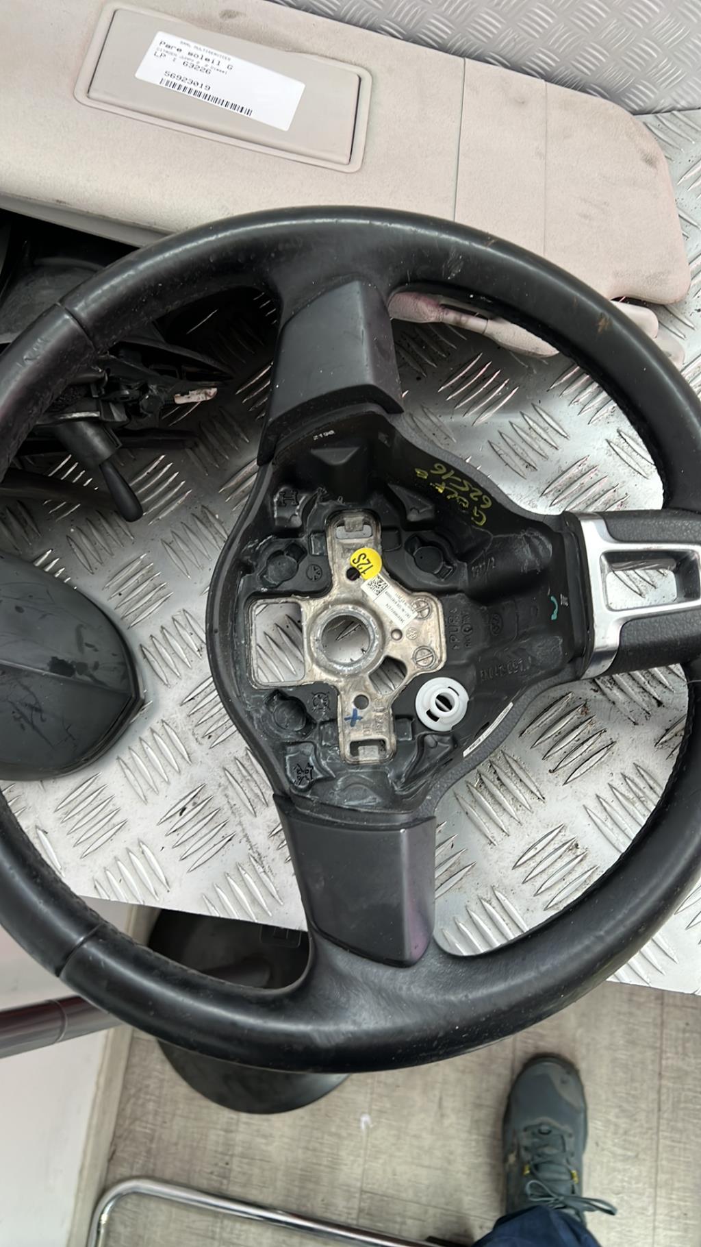 Volant VOLKSWAGEN GOLF 6 Essence - 1