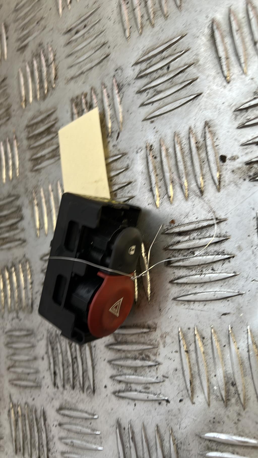 Bouton de warning RENAULT CLIO 3 PHASE 1 Essence - 1