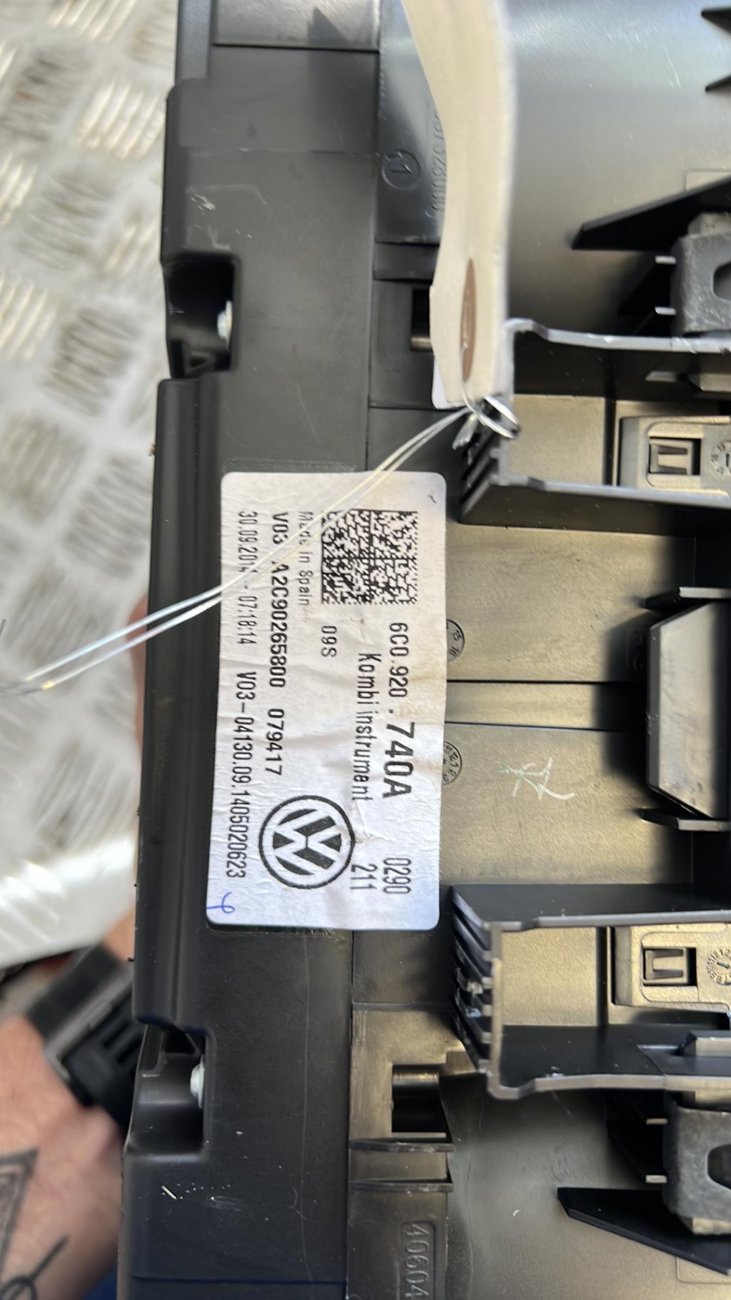 Compteur VOLKSWAGEN POLO 5 PHASE 2 Essence - 1