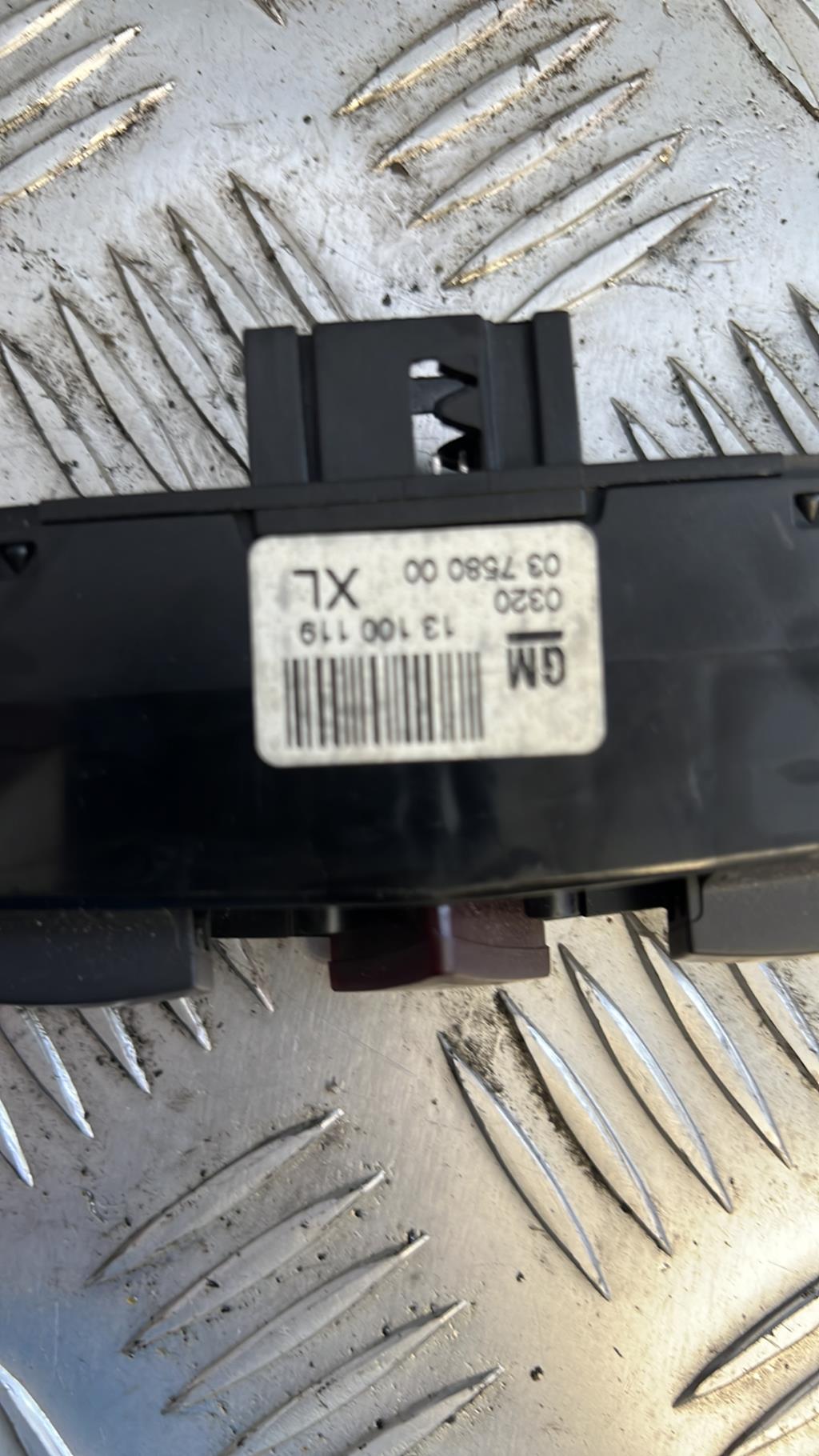 Bouton de warning OPEL ZAFIRA B PHASE 2 Essence - 1