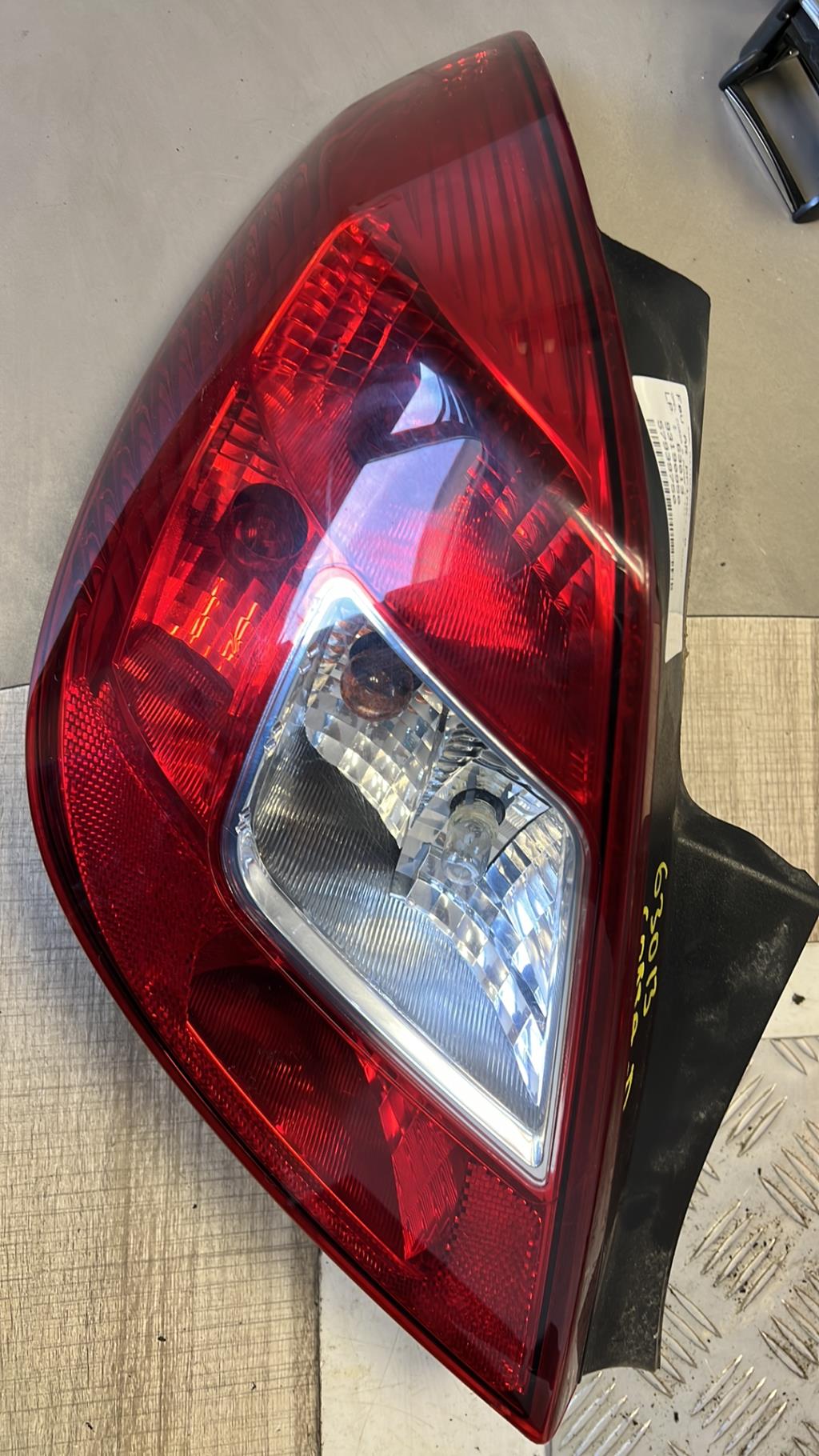 Fanale posteriore principale sinistro (luci) OPEL CORSA D PHASE 1 Diésel - 1