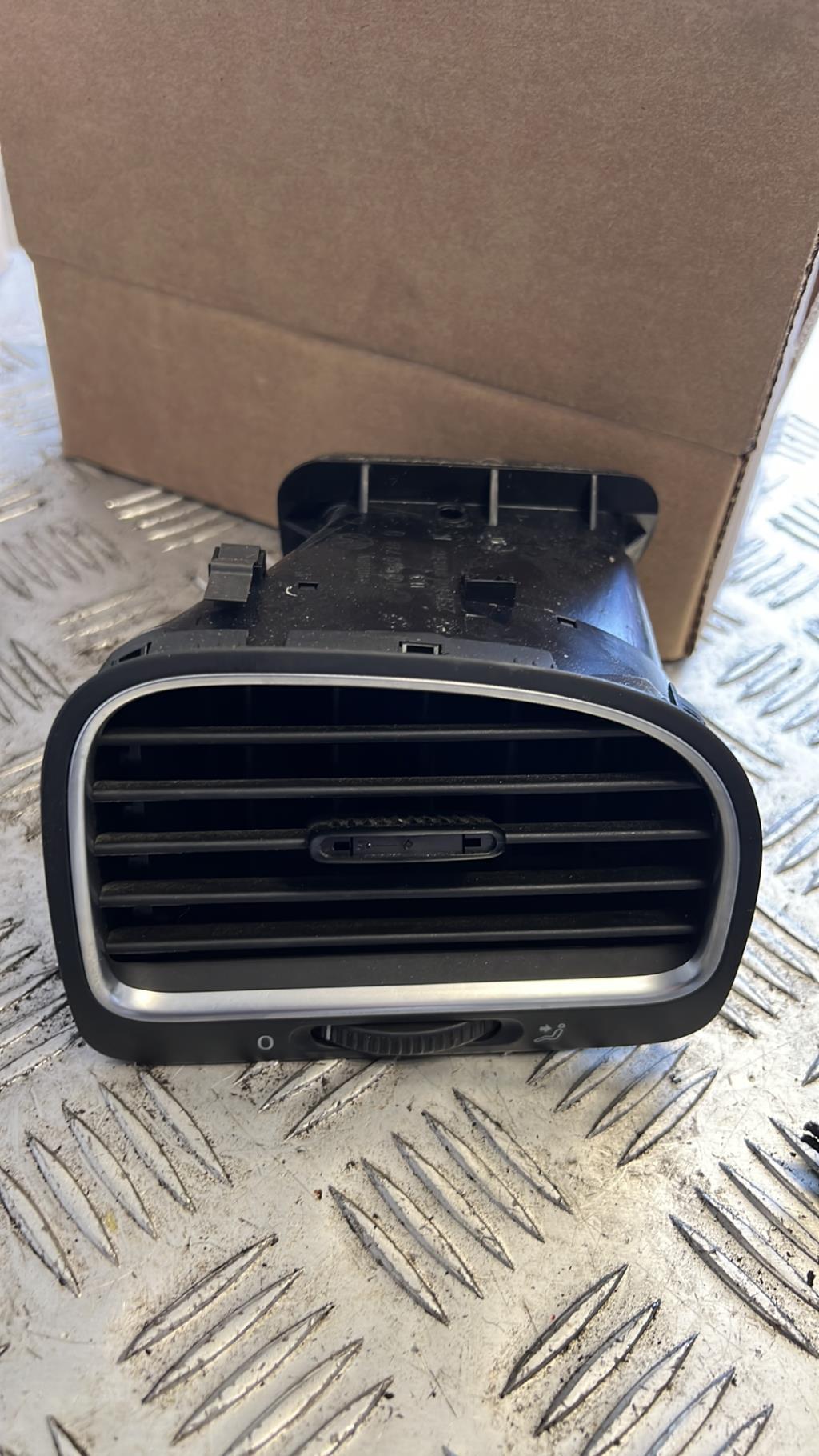 Bocchetta aerazione cruscotto anteriore destra VOLKSWAGEN GOLF 6 Diésel - 1