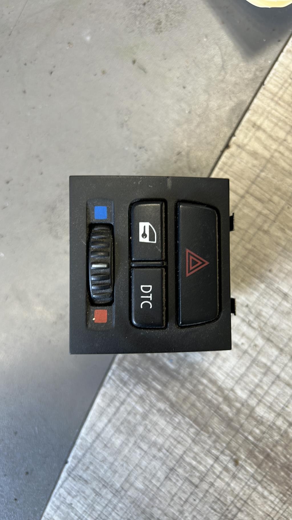 Bouton de warning BMW SERIE 3 E90 PHASE 1 Diesel - 1