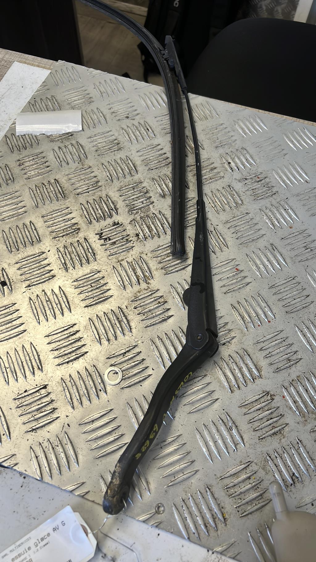 Braccio tergicristallo anteriore sinistro OPEL CORSA D PHASE 1 Diésel - 1