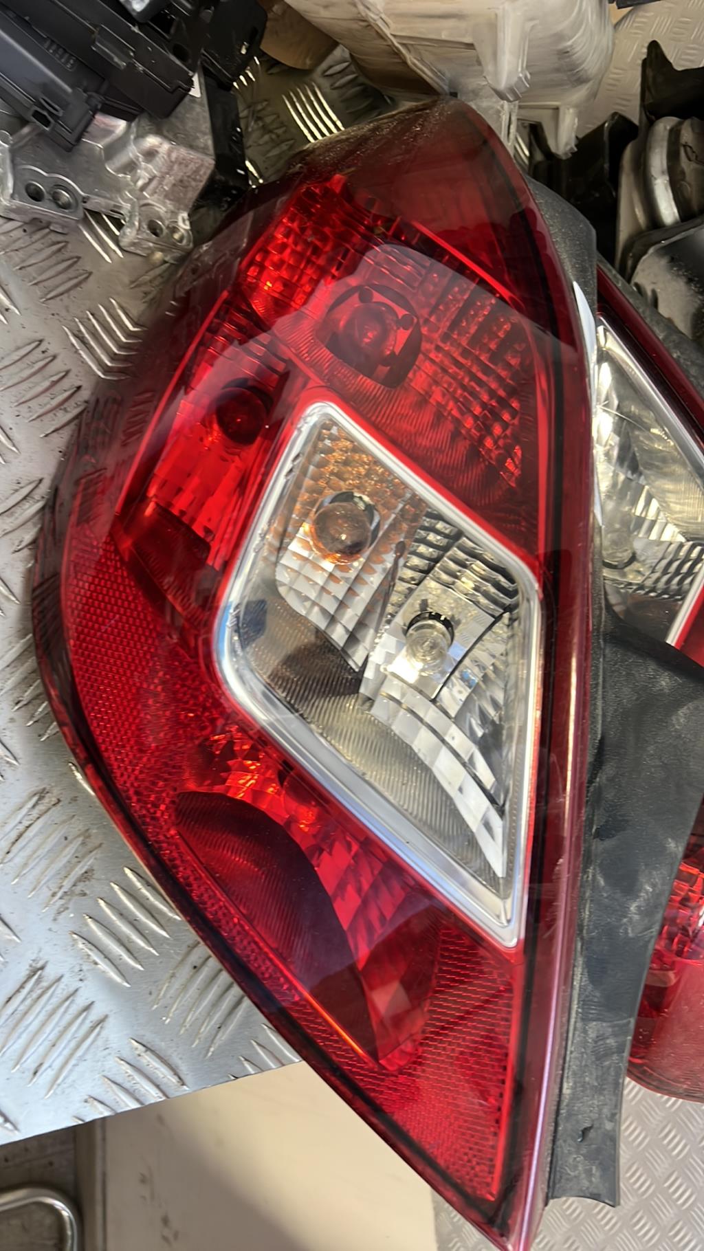 Fanale posteriore principale sinistro (luci) OPEL CORSA D PHASE 1 Diésel - 1