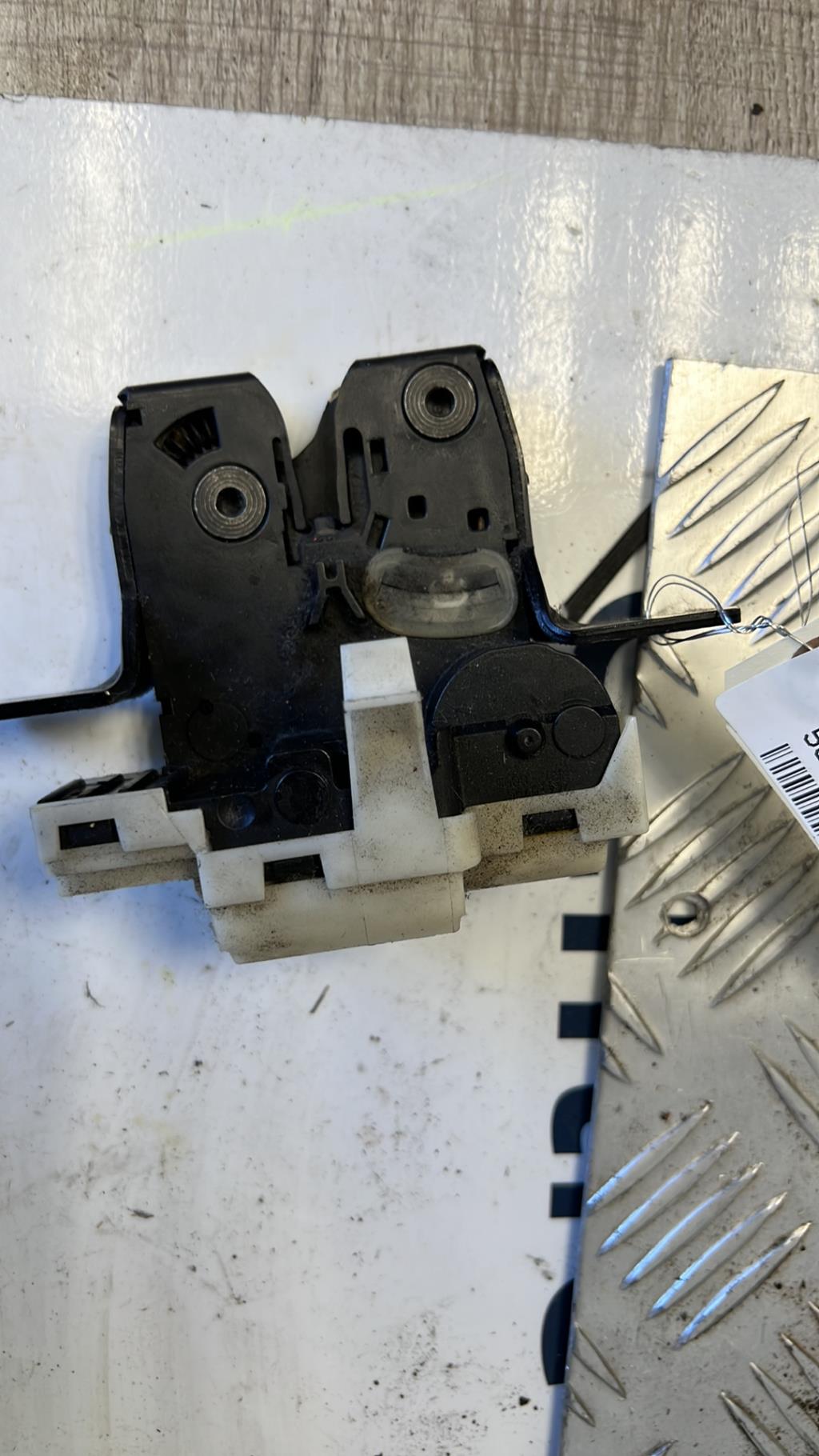 Serrure de coffre RENAULT CLIO 3 PHASE 1 Diesel - 1