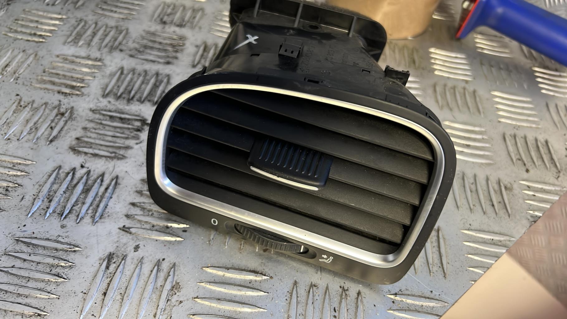 Bocchetta aerazione cruscotto anteriore sinistra VOLKSWAGEN GOLF 6 Diésel - 1