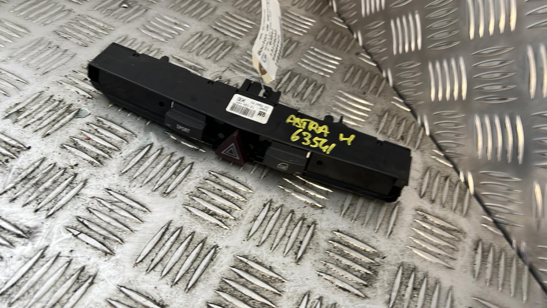 Bouton de warning OPEL ASTRA H GTC PHASE 1 Diesel - 1