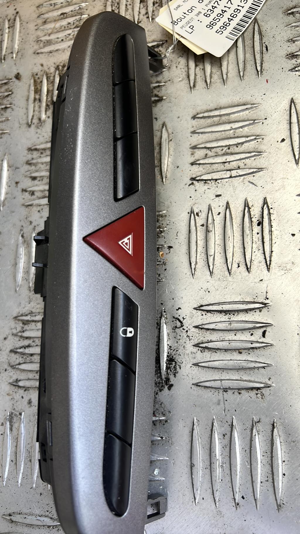 Bouton de warning PEUGEOT 308 1 PHASE 1 Diesel - 1