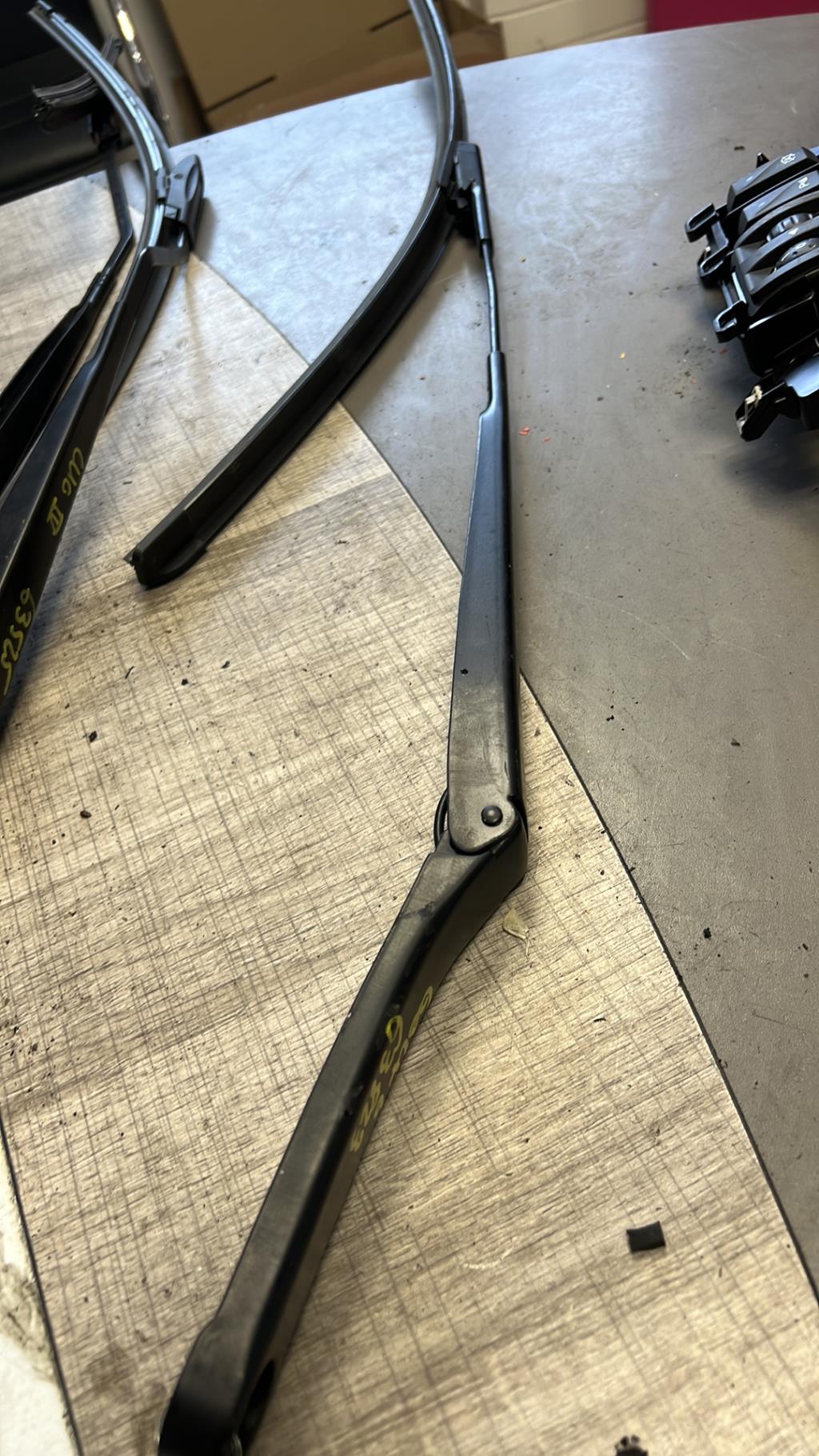 Braccio tergicristallo anteriore sinistro VOLKSWAGEN GOLF 6 Diésel - 1
