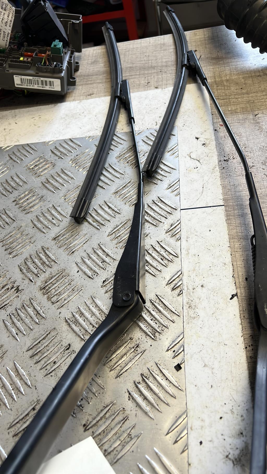 Braccio tergicristallo anteriore sinistro BMW SERIE 1 E88 CABRIO Diésel - 1