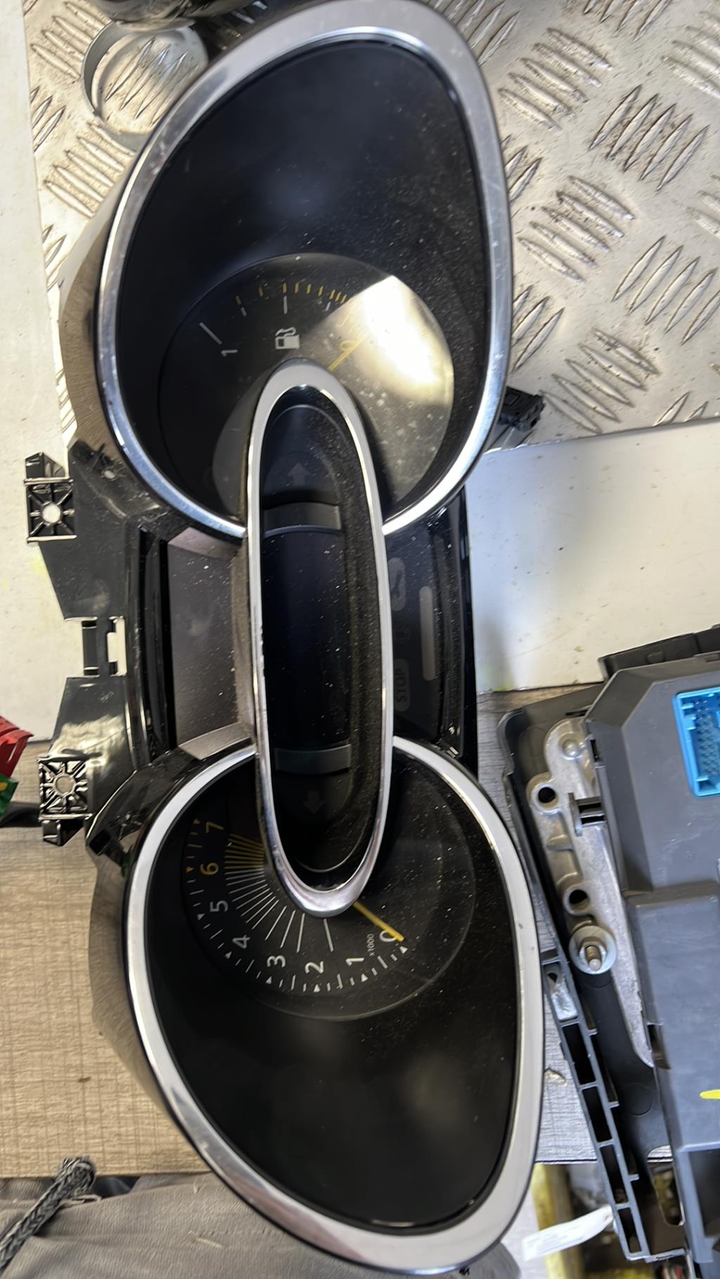 Compteur RENAULT CLIO 4 PHASE 1 Essence - 1
