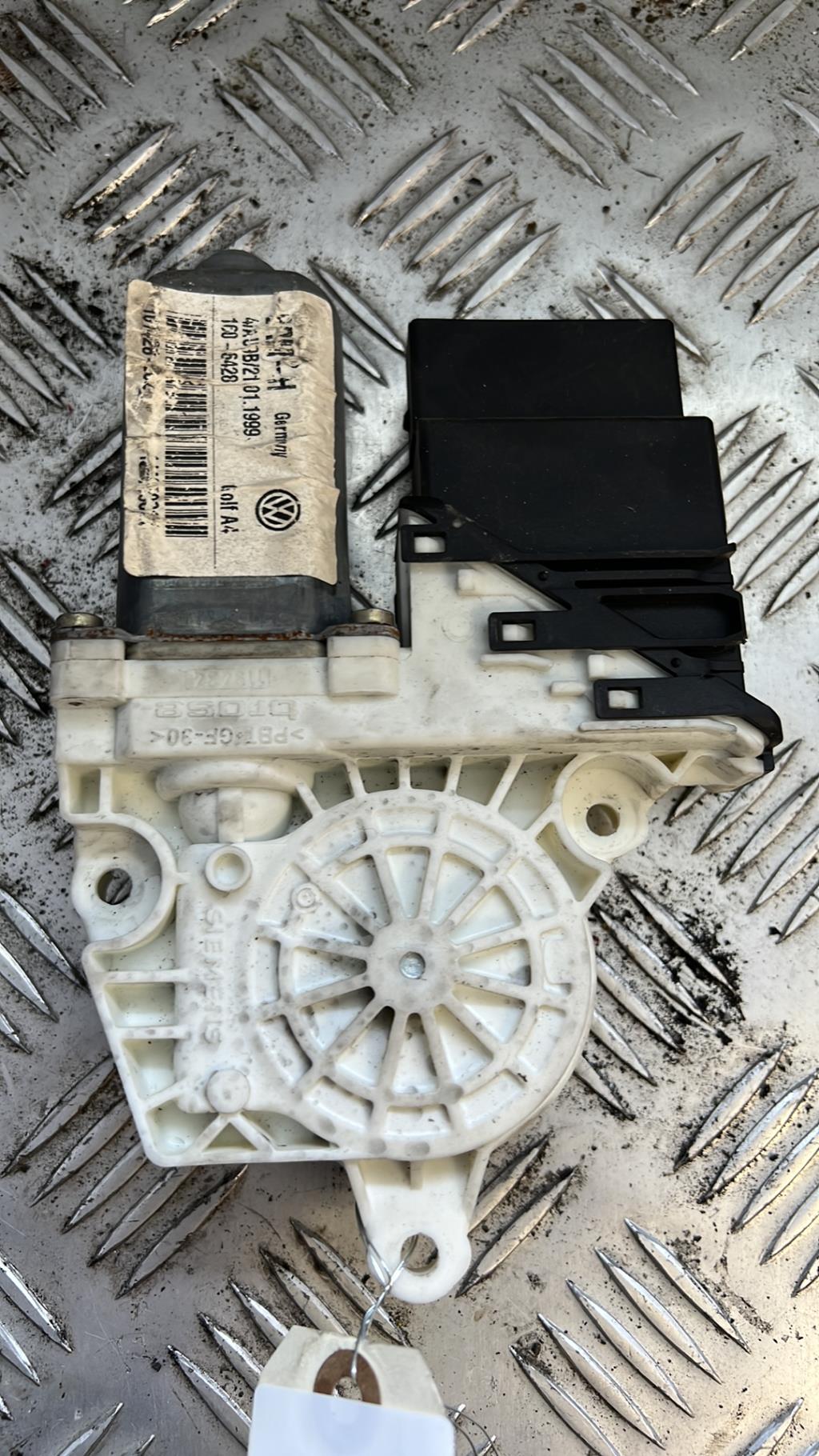 Motore alzacristalli posteriore sinistro VOLKSWAGEN GOLF 4 Diésel - 1