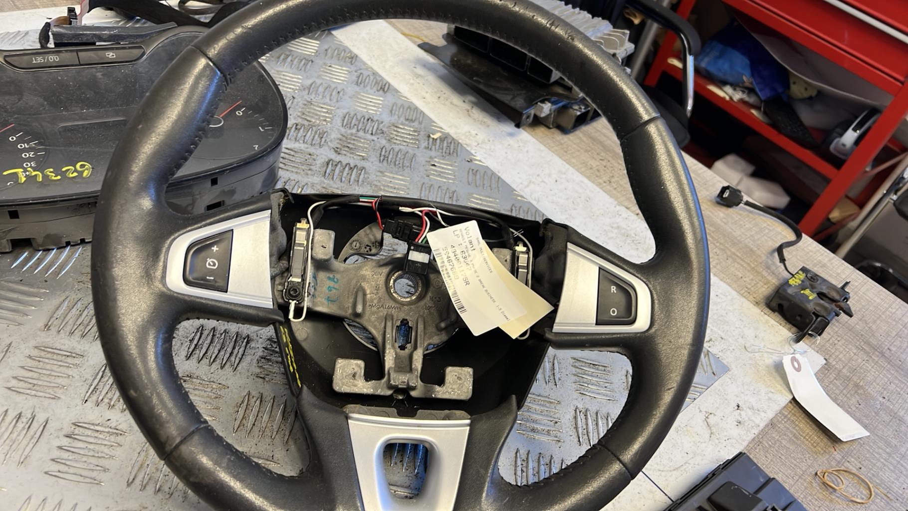 Volant RENAULT MEGANE 3 PHASE 2 BREAK Diesel - 1