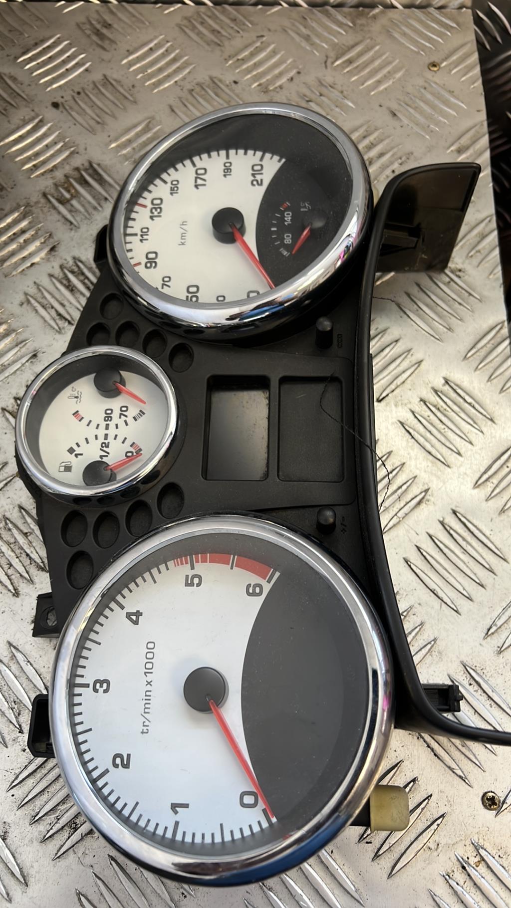 Compteur PEUGEOT 207 PHASE 1 BREAK Diesel - 1