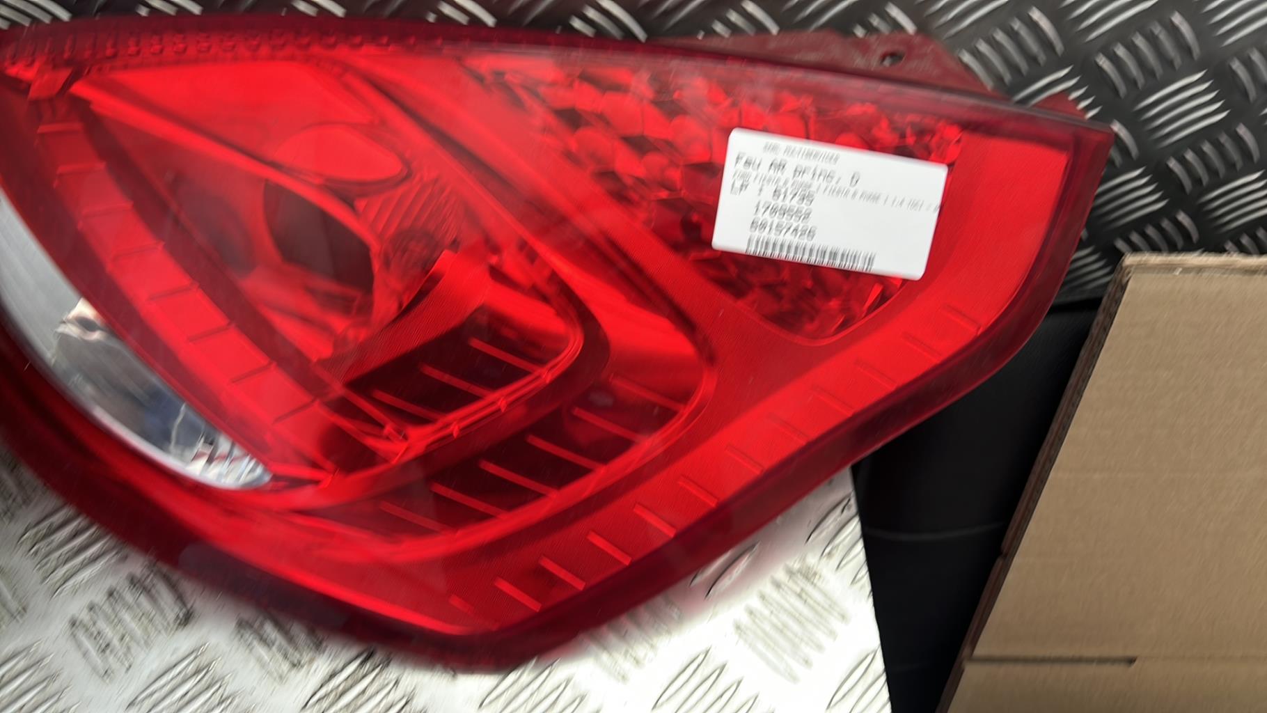 Fanale posteriore principale destro (luci) FORD FIESTA 6 PHASE 1 Diésel - 1