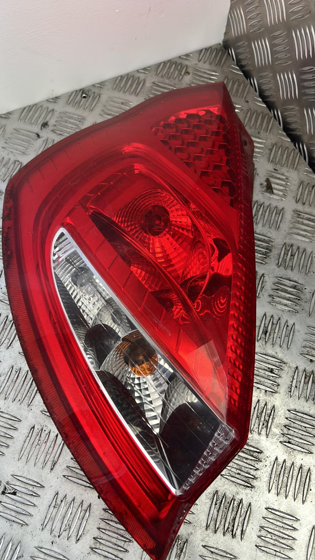 Fanale posteriore principale sinistro (luci) FORD FIESTA 6 PHASE 1 Diésel - 1