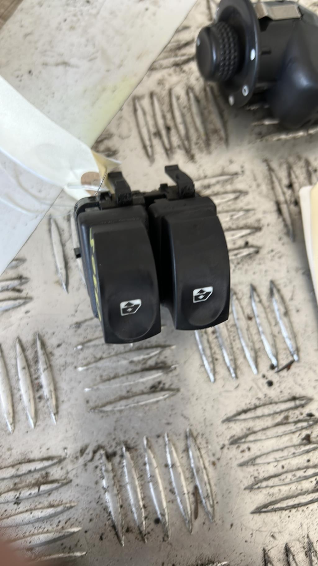 Interruttore lavacristalli anteriore sinistro RENAULT CLIO 3 PHASE 2 Diésel - 1