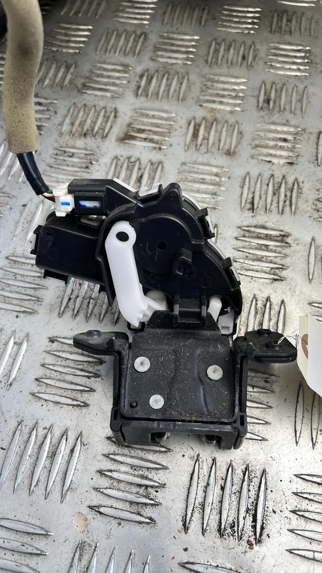 Serrure de coffre MAZDA 3 2 PHASE 1 Diesel - 1