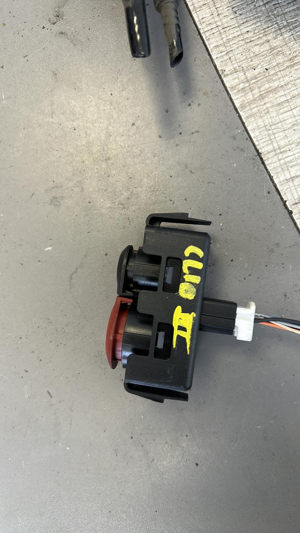 Bouton de warning RENAULT CLIO 3 PHASE 1 BREAK Diesel - 1