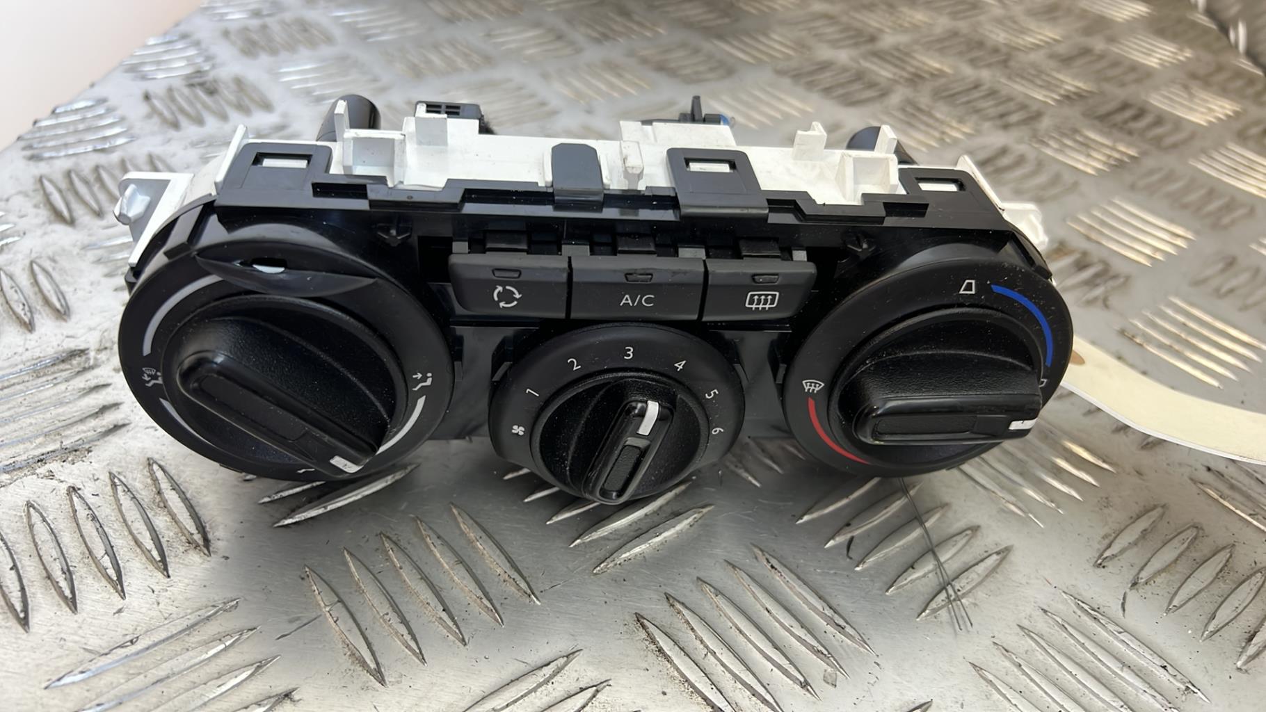 Commande chauffage CITROEN C3 3 PHASE 1 Essence - 1