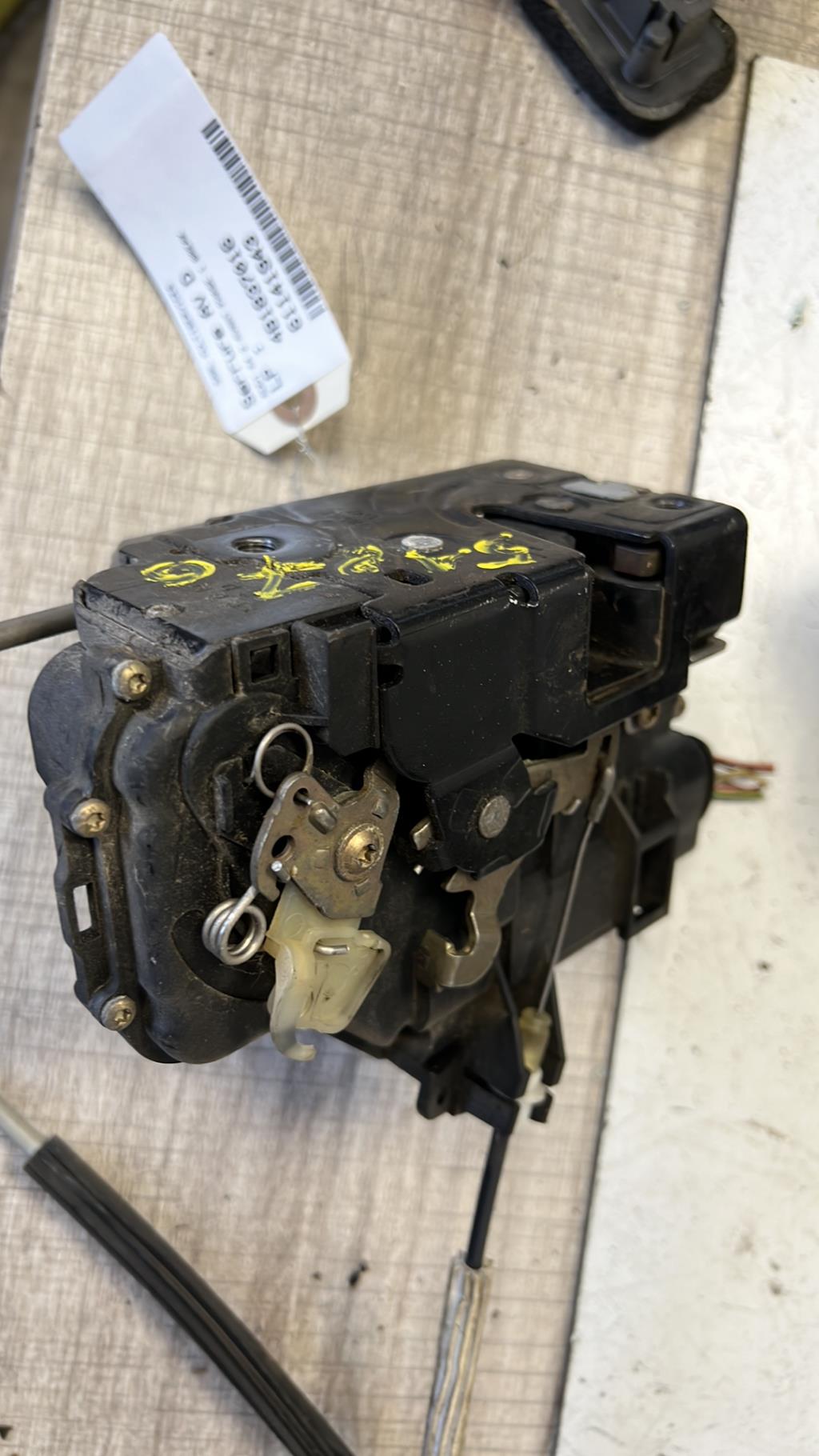 Serrure avant droit AUDI A4 2 AVANT PHASE 1 BREAK  - 1