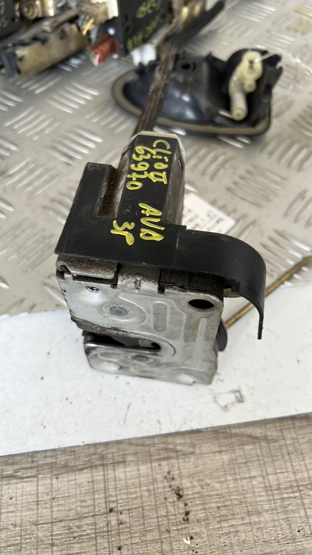 Serrure avant droit RENAULT CLIO 2 PHASE 2 Diesel - 1