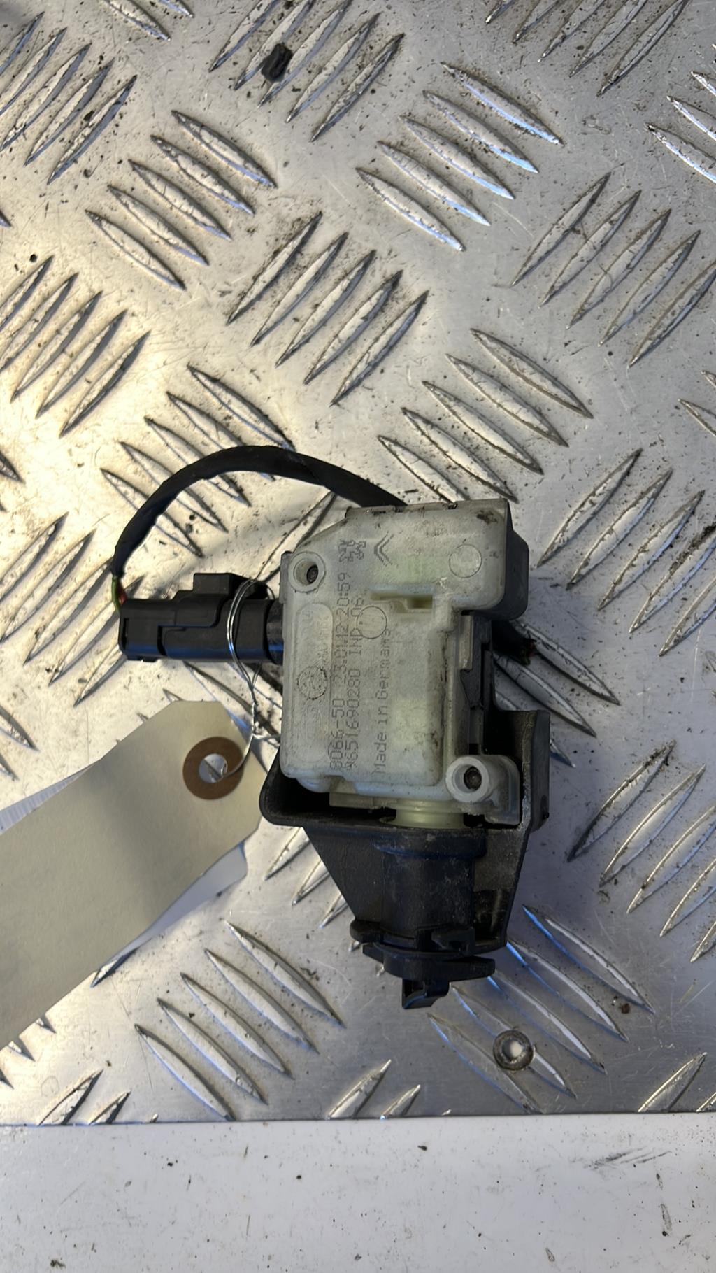 Actionneur verrou trappe d'essence CITROEN C4 2 PHASE 1 Diesel - 1