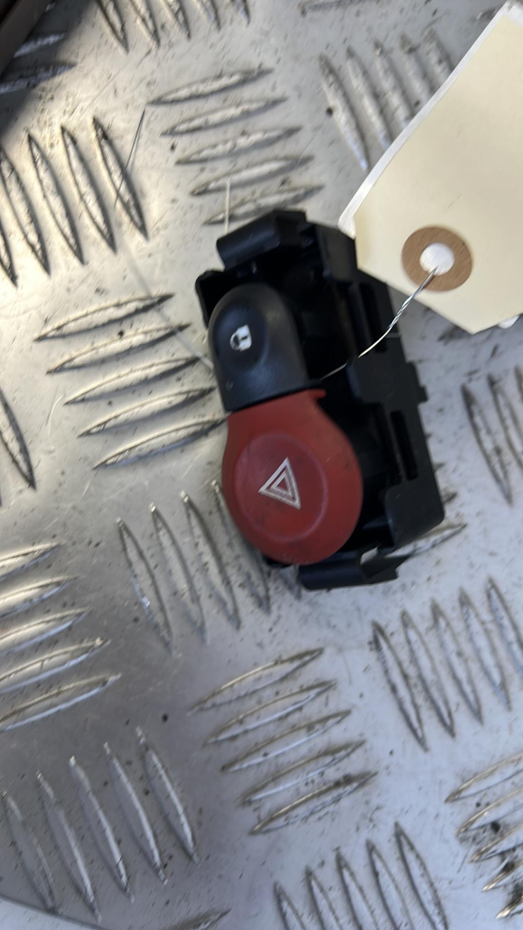 Bouton de warning RENAULT CLIO 3 PHASE 1 Essence - 1