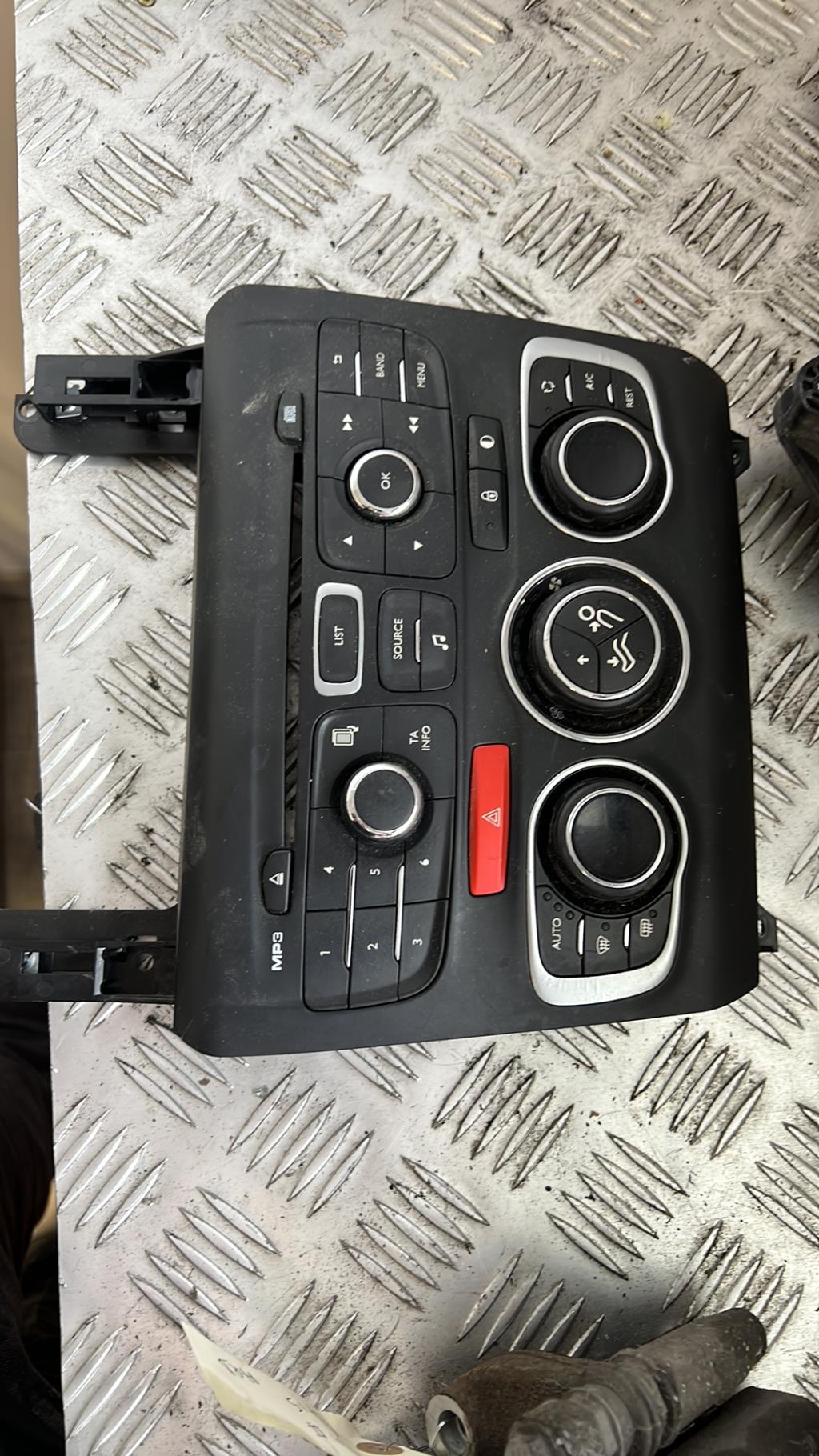 Commande autoradio CITROEN C4 2 PHASE 1 Diesel - 1