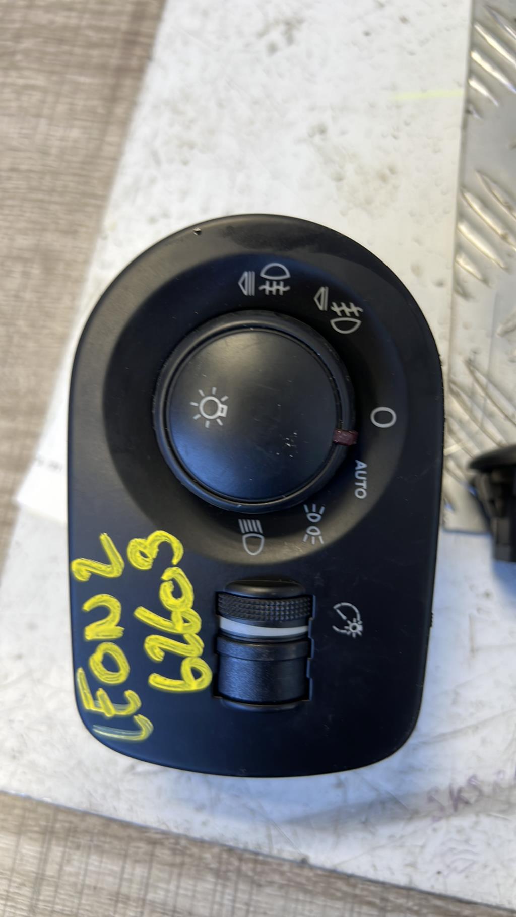 Commande de phare SEAT LEON 2 PHASE 1 Diesel - 1