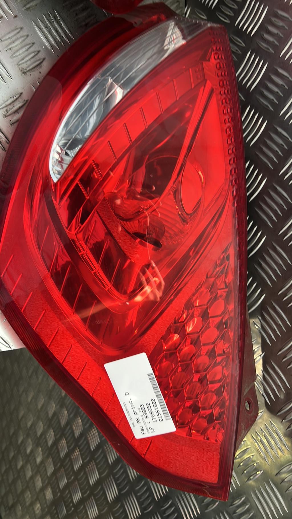 Fanale posteriore principale destro (luci) FORD FIESTA 6 PHASE 1 Diésel - 1