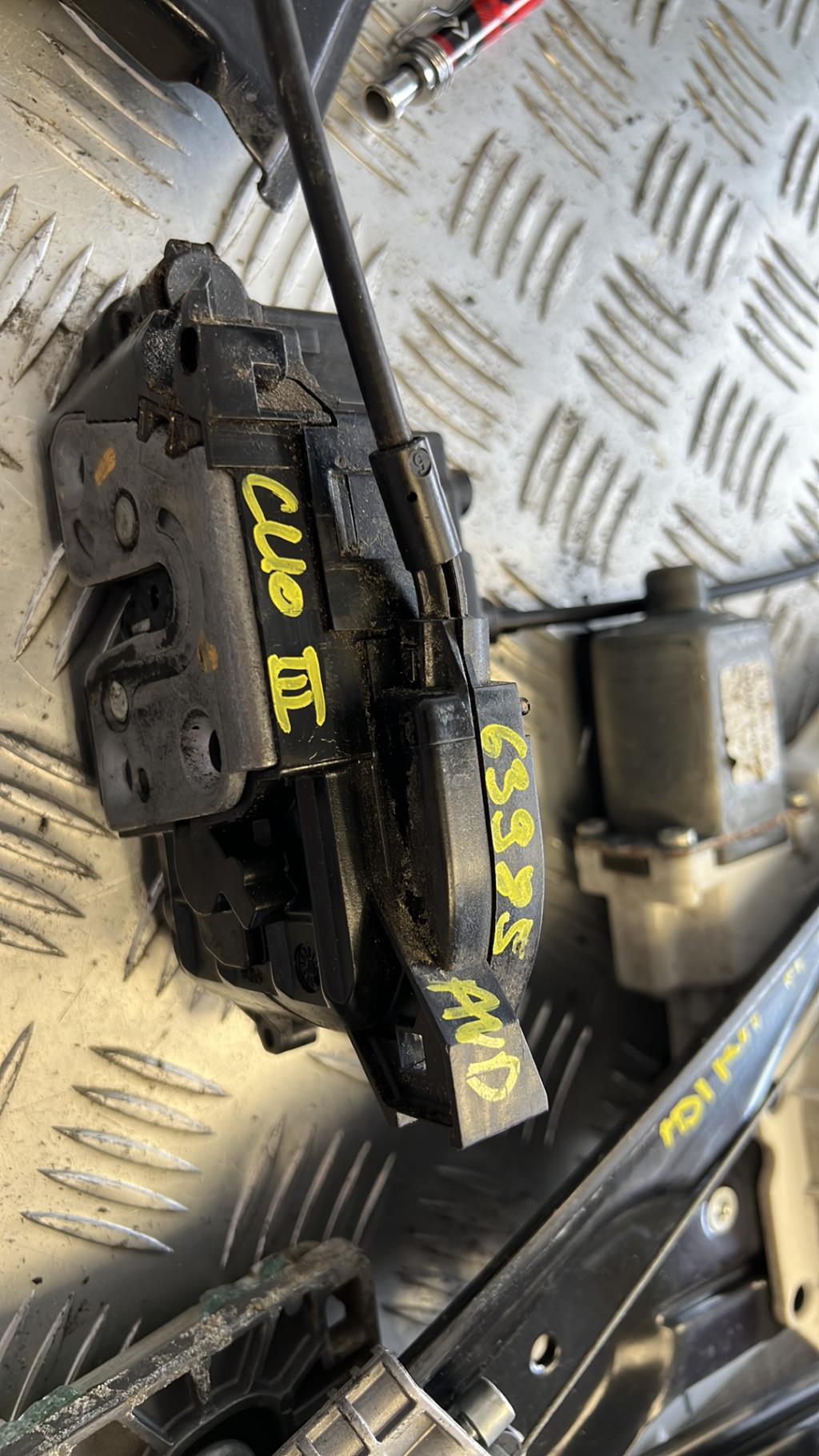 Serrure avant droit RENAULT CLIO 3 PHASE 1 Essence - 1