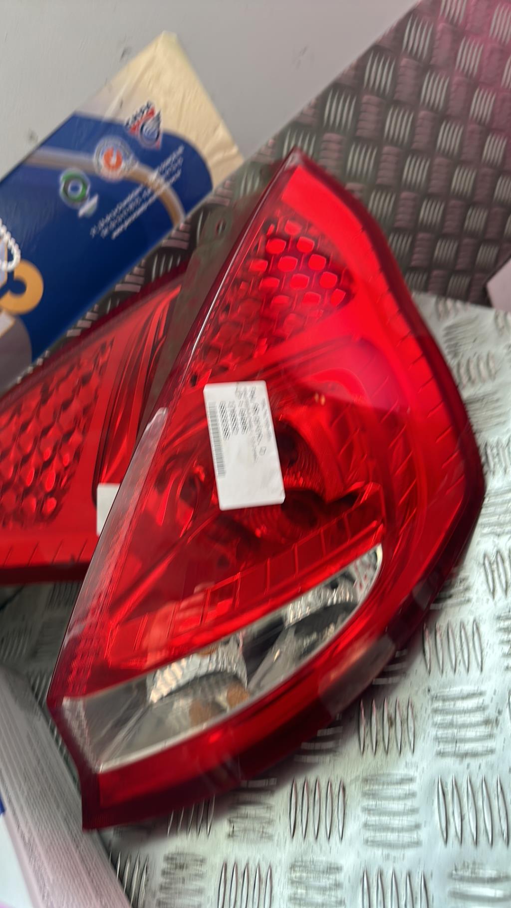 Fanale posteriore principale destro (luci) FORD FIESTA 6 PHASE 1 Diésel - 1
