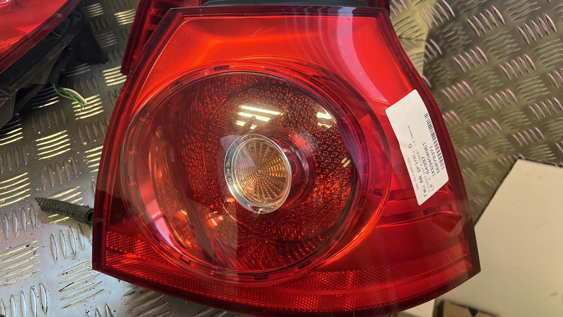 Fanale posteriore principale destro (luci) VOLKSWAGEN GOLF 5 Gasolina - 1
