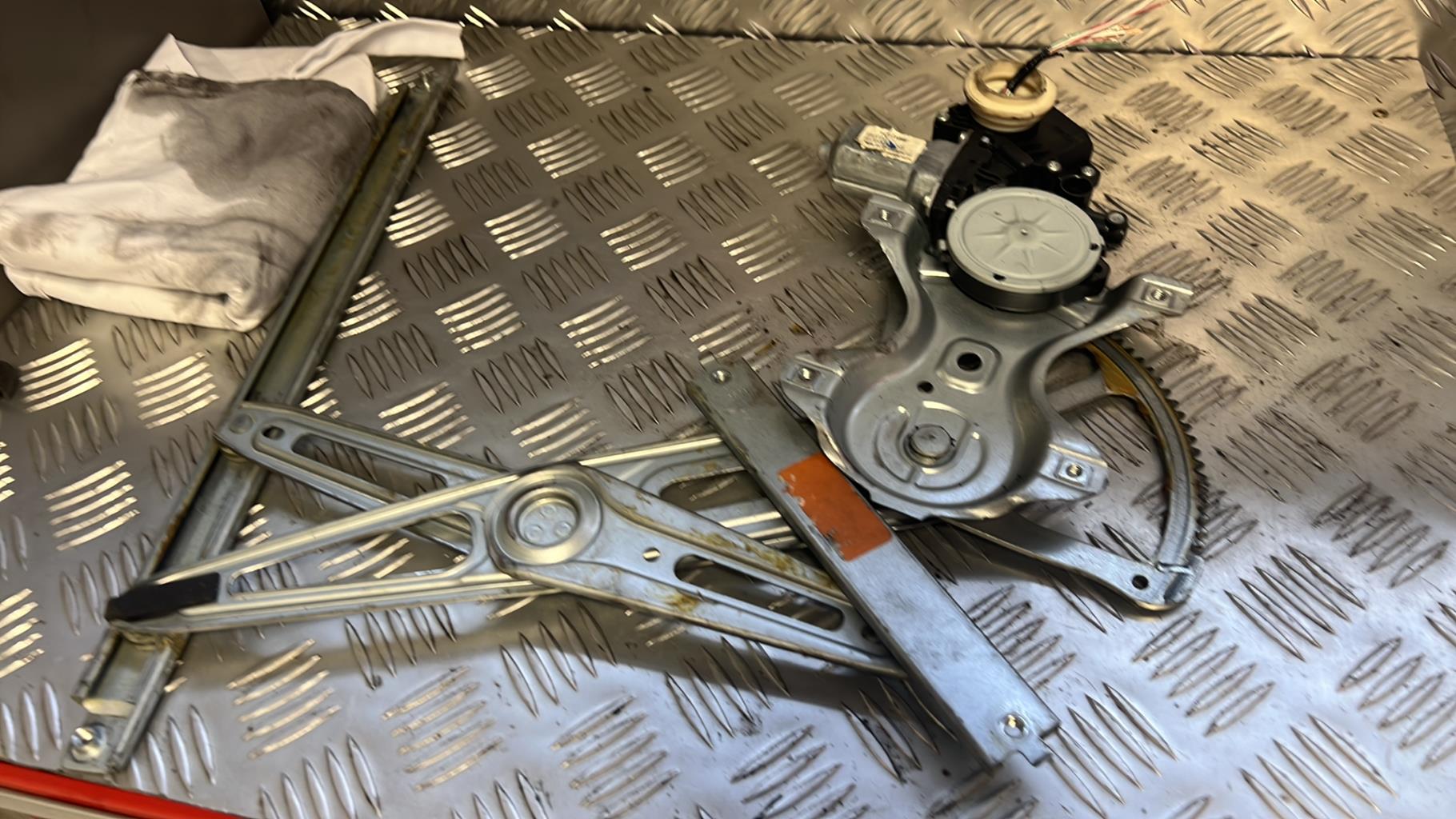 Alzacristalli elettrico anteriore sinistro TOYOTA YARIS 2 PHASE 1 Diésel - 1