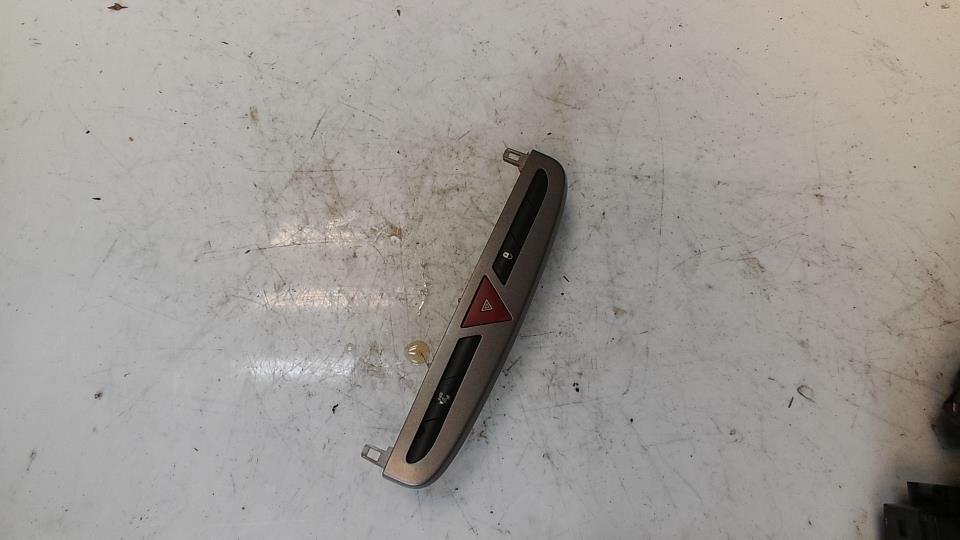 Bouton de warning PEUGEOT 308 1 PHASE 1 Essence - 1