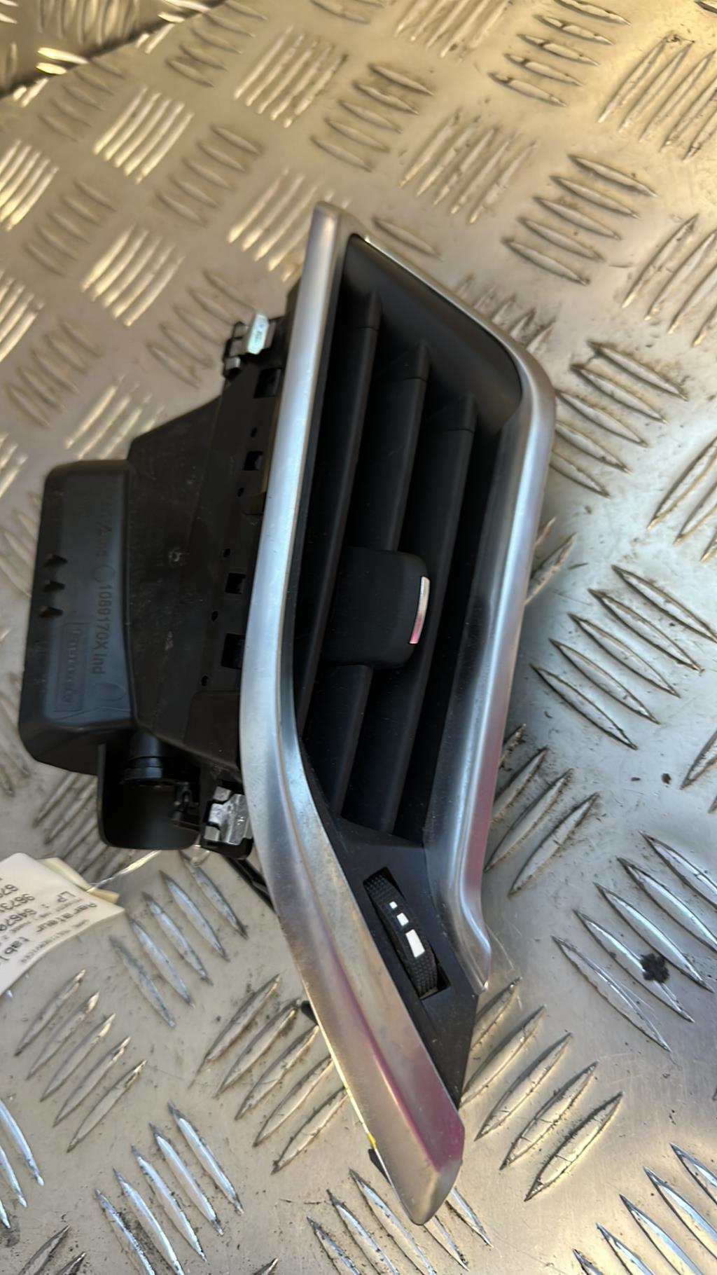 Bocchetta aerazione cruscotto anteriore destra PEUGEOT 208 1 PHASE 2 Gasolina - 1